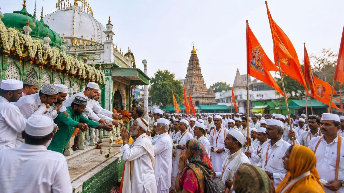 आषाढी वारीची सुरुवात सुफी दर्ग्यातील प्रार्थनेने